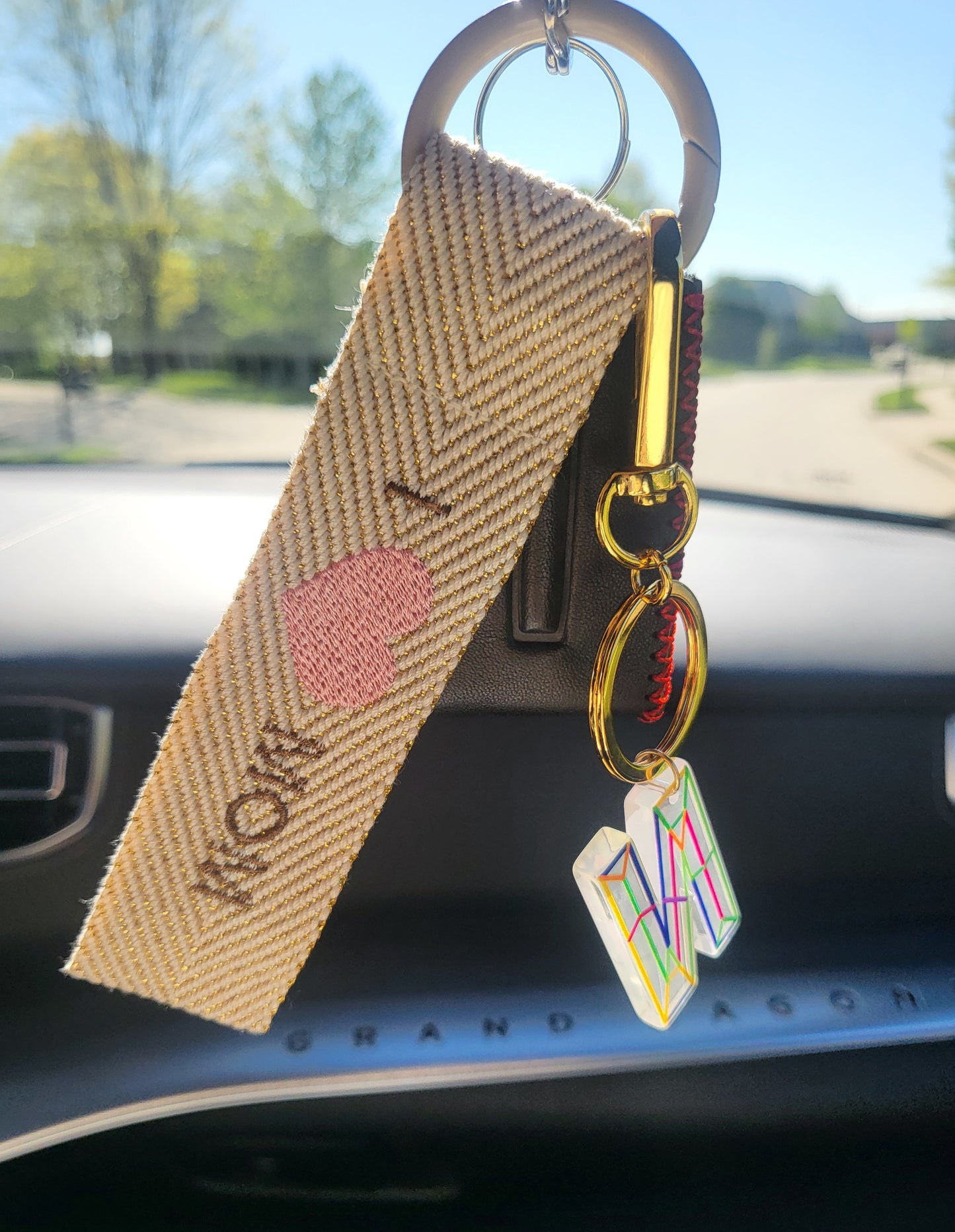 Love mom keychain (add $3 for personalize name on it)